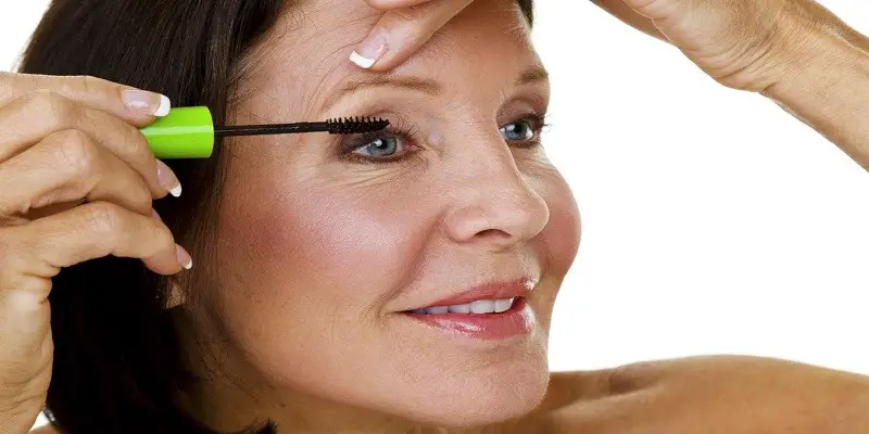 Should An Older Woman Wear Mascara On Bottom Lashes